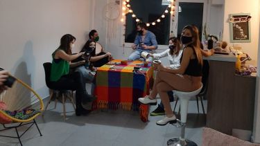 Se recomienda que en las fiestas de fin de año solo se reúnan 10 personas. (Archivo Yamil Regules).-