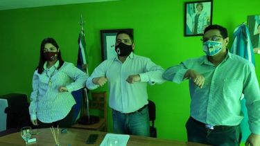 Yamila Direne (Valcheta), Nelson Quinteros (Ramos Mexía) y Fabian Pilquinao (FdT) firmaron el acuerdo este viernes. (Foto: Gentileza).