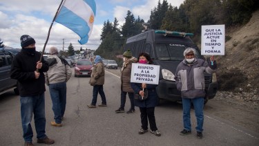 El año pasado, cientos de personas se movilizaron en la ruta nacional 40 para pedir el desalojo de los ocupantes de Villa Mascardi. (Foto: Marcelo Martínez)