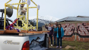 Vecinos del barrio El Frutillar agitan pañuelos ante el paso de la imagen de San Cayetano. Foto: Alfredo Leiva