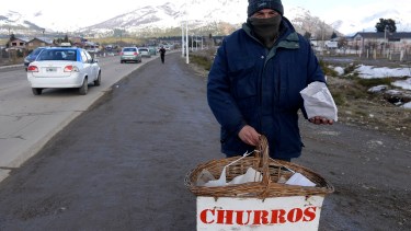 Los vendedores ambulantes buscan un ingreso para pasar la cuarentena en Bariloche. Foto: Alfredo Leiva