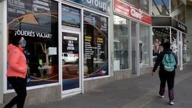 En Bariloche hay 90 agencias de viajes habilitadas y la postergación de los vuelos es un nuevo revés a su economía. Foto: Alfredo Leiva