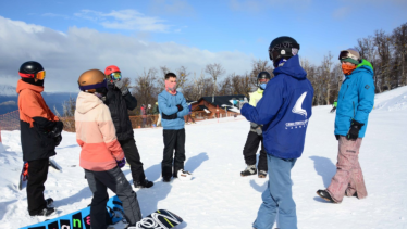Asistentes al curso en el cerro de El Bolsón en plena clase. Foto: Guun Producciones