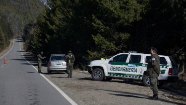 Gendarmería Nacional instaló un puesto de control en la ruta 40, a menos de 15 kilómetros de la zona de conflicto en Villa Mascardi. (Foto de archivo de Marcelo Martínez)