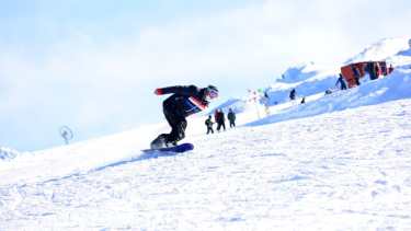 Las pistas del cerro Perito Moreno abrieron el fin de semana, dando inicio a la temporada de esquí solo para locales. Foto: Gentileza
