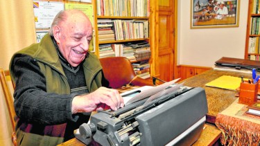 Elías Chucair falleció el 30 de julio de 2020 a los 94 años. El año pasado la legislatura sanciono la ley que declara al 30 de julio como el Día del Escritor Rionegrino. Foto. Archivo.