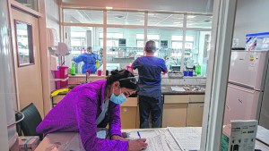 En 27 días los casos activos en Río Negro crecieron 380% y se duplicaron las muertes