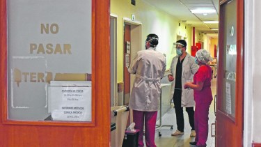 En las últimas semanas, creció el número de contagios y bajó la cifra de pacientes curados. 
