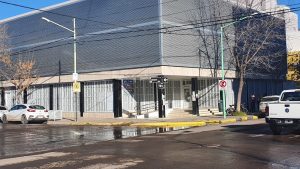 Vestido de Papá Noel fue a reclamar al juzgado de familia en Cipolletti