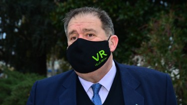 El intendente de Villa Regina, Marcelo Orazi, dispuso una adhesión parcial a la fase intermedia. (Foto Néstor Salas)