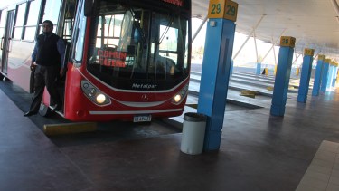 Por ahora solo funciona el apeaje de los interurbanos y las llegadas y salidas de las unidades con personas repatriadas. (FOTO: Oscar LIvera)