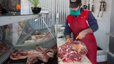 En las carnicerías de Roca informaron que en el último mes hubo subas de hasta 60 pesos.