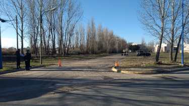 Los tres artefactos explosivos fueron encontrados sobre calle Rivadavia, entre Palacios y Damas Patricias. Foto gentileza. 