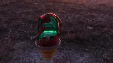 Así quedaron destruidas las balizas de iluminación de pista del Aeropuerto de Roca. Foto gentileza. 
