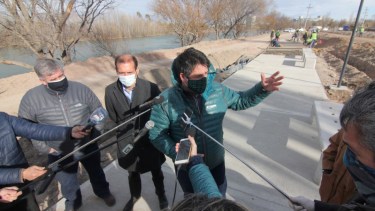 El intendente Mariano Gaido en la costanera del Limay; con el gobernador Omar Gutiérrez y el secretario de Obras Alejandro Nicola