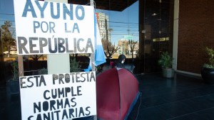 Vecino protesta encadenado por una «justicia independiente»