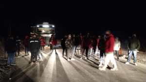 Corte sobre la Ruta 7, a la altura de la Picada 21 entre Chañar y Añelo