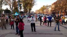Imagen de En Roca, salieron a protestar contra la implementación de la Fase 1 del ASPO