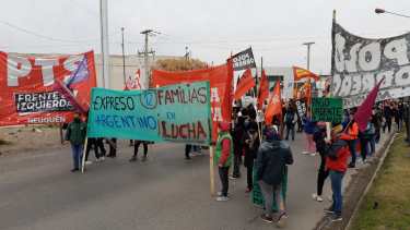 Los trabajadores y quienes los apoyan cortaron el puente "Viejo" esta mañana. (Gentileza).-