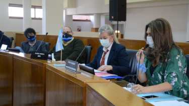 La concejal Nadia Marquez (DC), Isabel Mosna (MPN) y Santiago Rey (MPN) por el voto favorable a los 10 años de pista para el Motocross Neuquén Club. (Foto: Yamil Regules)