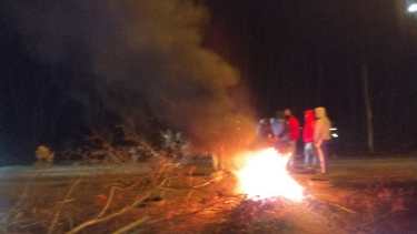 Desocupados de San Patricio del Chañar volvieron a cortar la Ruta 7. Reclaman fuentes de trabajo en la industria del petroleo. (Foto: Gentileza).