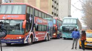 Transportistas privados   se movilizaron por el centro de Neuquén en reclamo de ayuda