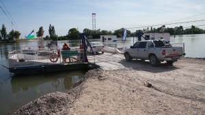 La balsa de Sauce Blanco vuelve a operar con vehículos pesados