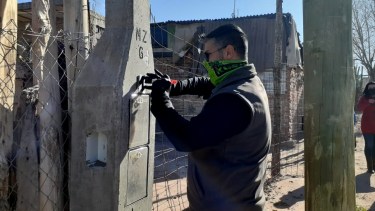 El gobierno provincial aceleró los planes de regularización eléctrica en la Toma 7 de Mayo. Foto: Gentileza. 