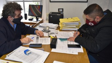 El Subsecretario de Hábitat Sustentable del IPPV, arquitecto Adrian Sartor, y el intendenta Nelson Quinteros avanzaron en la reactivación de dos planes d viviendas que están paralizados desde hace varios años. (Foto: gentileza)