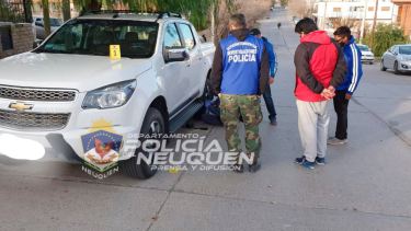 La camioneta secuestrada. En el interior hay manchas de sangre y está el matafuego.