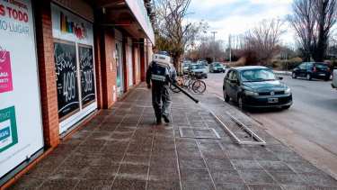 La municipalidad realiza desinfecciones en las veredas de los comercios. (Prensa Municipalidad de Centenario)