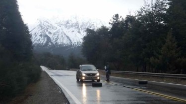 La semana pasada el grupo mapuche de Mascardi protestó por los "presos políticos" de Chile. gentileza