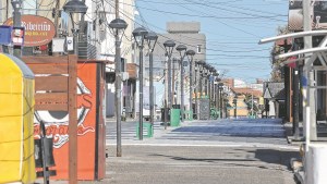 Restricciones: pese al anuncio de Carreras, Casadei habilitó a los no esenciales en San Antonio y Las Grutas