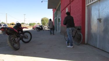 Los comercios de Huergo no modificarán los días y horarios de atención. (Foto Néstor Salas)