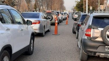 Gran cantidad de autos hicieron sonar sus bocinas y se manifestaron en Plottier. (Foto: Gentileza)