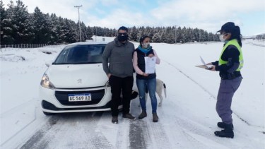 Leticia aprovechó para festejar su cumpleaños acompañada por su hijo Luciano. (Municipalidad de Villa Pehuenia Moquehue)