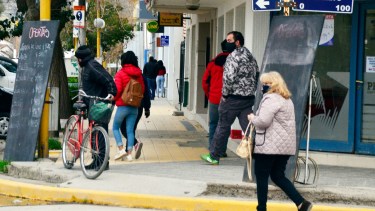 Comerciantes y trabajadores rurales, pidieron se modifique el horario de cierre los sábados. (Foto Néstor Salas)