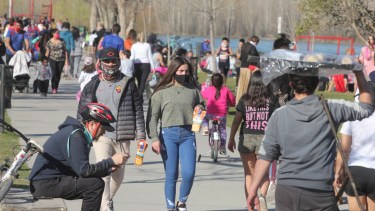 Las salidas recreativas de los domingos reúnen muchas personas en los principales puntos turísticos de Neuquén. (Foto: Oscar Livera)