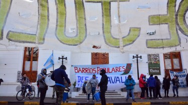 Vecinos de barrios populares se movilizaron hacia la municipalidad de Viedma. Fotos: Marcelo Ochoa.