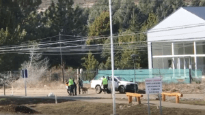 Video: una mujer fue detenida por pasear al perro y violar la cuarentena en Bariloche