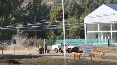 Una mujer fue detenida por la Policía de Río Negro por salir a pasear el perro este domingo. Captura de video