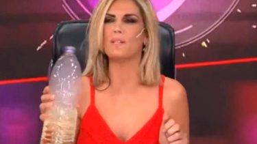 Canosa aseguró que bebía dióxido de cloro en su programa, lo que puede leerse como un desafío al comunicado de la ANMAT. (Gentileza).-