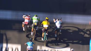 Ewans festejó en un apasionante sprint en el Tour de Francia