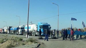 Corte Ruta 22: continúa el reclamo de trabajadores del hospital de Huincul