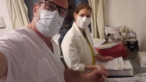 Un ministro de Neuquén comenzó a hacer guardias ante la falta de personal médico