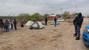 Continúan creciendo las tomas en la segunda meseta de Centenario