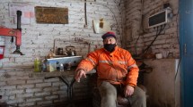 Imagen de Raúl Milipil, el gomero cantor de Roca