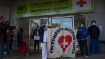 Imagen de Reclamo y abrazo simbólico en el hospital de Bariloche
