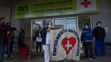 Después del abrazo simbólico, marcharon al Centro Cívico. Foto: Marcelo Martínez