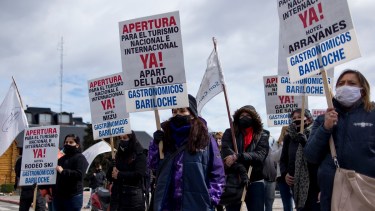El plan del municipio de Bariloche para reabrir el turismo regional fue anunciado en una protesta de gastronómicos. Foto: Marcelo Martinez